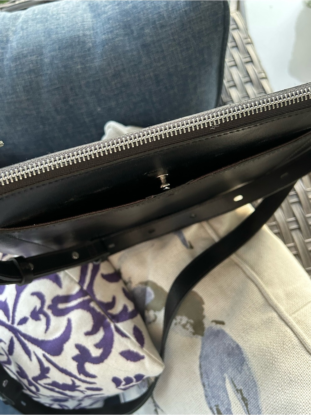 Classic Black Leather Crossbody Bag - Unbranded - Picture 5 of 6